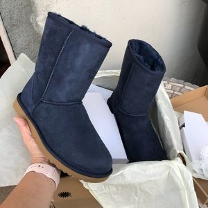 UGG AUTHENTIC WOMENS CLASSICS Sz 8 NEW